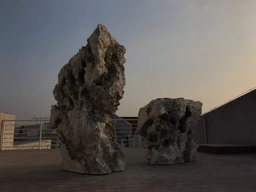 刘辛未《废园》苯板(火烧泡沫塑料),长60cm,宽120cm,高300cm,2017